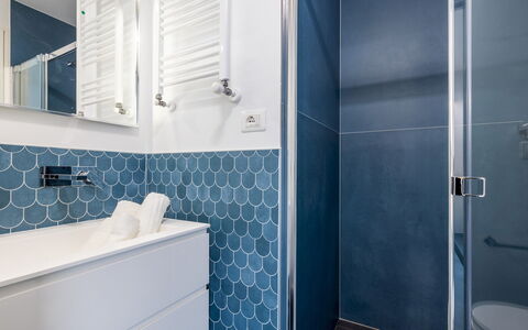 Villa Ristola 6: Blu, Pavimentazione, Interior Design, Pavimento, Idraulico Fixture, Piastrella, Bagno, Idraulico, Mobiletto Del Bagno