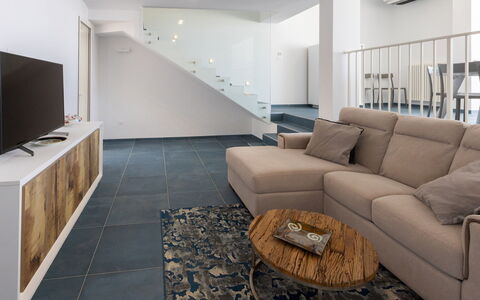 Villa Ristola 6: Interior Design, Pavimentazione, Mobilia, Divano, Pavimento, Legna, Soggiorno, Soffitto, Camera, Appartamento