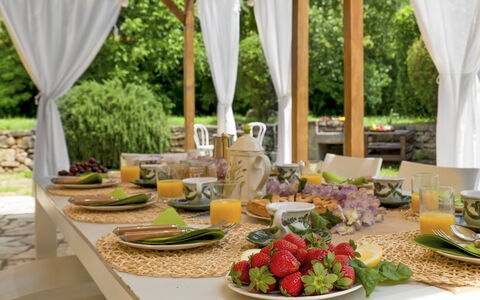 Villa Iside 8: Mobilia, Tavola, Tavolo, Cibo, Tovaglia, Sedia, Dishware, Serveware, Interior Design, Bicchieri