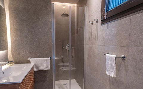 Onda 8: Bagno, Idraulico Fixture, Pavimentazione, Parete, Pavimento, Interior Design, Rubinetto, Lavello, Idraulico, Illuminazione