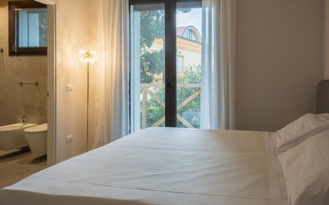 Onda 8: Parete, Camera Da Letto, Interior Design, Letto, Pavimento, Lenzuolo, Bedding, Pavimentazione, Casa, Illuminazione