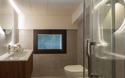 Marea 8: Interior Design, Pavimentazione, Parete, Bagno, Idraulico Fixture, Pavimento, Specchio, Lavandino Del Bagno, Soffitto, Lampada