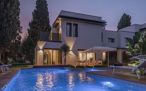 Marea 8: Piscina, Zona Residenziale, Casa, Casa, Estate, Ricorrere, Villa, Dimora, Landscaping, Eco Hotel