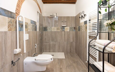 Il Pratone 12: Pavimentazione, Idraulico Fixture, Interior Design, Pavimento, Toilet Seat, Bagno, Gabinetto, Idraulico, Piastrella, Illuminazione