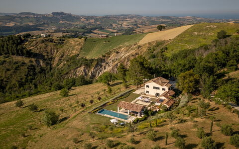 Villa Dianella 8+2: Highland, Paesaggio, Casa, Area Rurale, Villetta, Casa, Estate, Hill Station, Villaggio, Valle