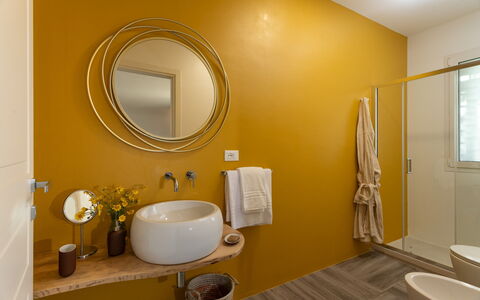 Dimora degli Ulivi 10: Idraulico Fixture, Parete, Interior Design, Bagno, Giallo, Lavandino Del Bagno, Pavimentazione, Legna, Pavimento, Lavello