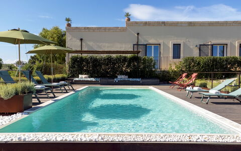 Dimora degli Ulivi 10: Piscina, Mobili Da Esterno, Ricorrere, Materiale Composito, Mobilia, Eco Hotel, Vaso Di Fiori, Shade, Sedia, Lettino