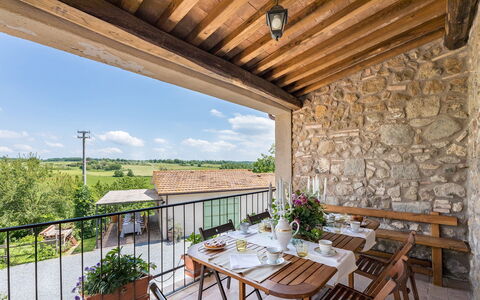 Villa a Casa di Giovanni 12: Mobilia, Casa, Sedia, Villetta, Porta, Mobili Da Esterno, Vaso Di Fiori, Balcone, Terrazza, Portico