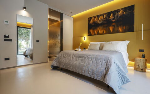 Villa Maria Paradiso 10: Interior Design, Letto, Mobilia, Pavimentazione, Camera Da Letto, Pavimento, Parete, Soffitto, Legna, Lenzuolo