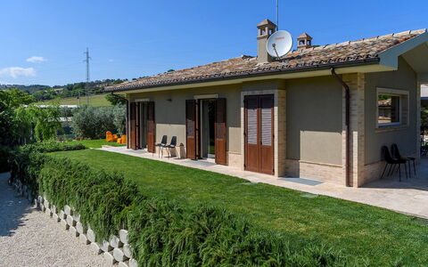 Villino le Moie 4+2: Casa, Casa, Tetto, Arbusto, Villetta, Zona Residenziale, Porta, Lotto, Giardino