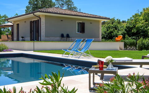 Villino le Moie 4+2: Piscina, Mobili Da Esterno, Zona Residenziale, Casa, Casa, Ricorrere, Estate, Mobilia, Giardino, Materiale Composito