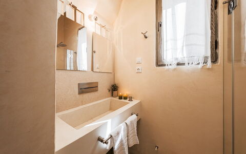 Masseria Muto 6: Bagno, Parete, Idraulico Fixture, Pavimentazione, Pavimento, Interior Design, Lavandino Del Bagno, Rubinetto, Vasca Da Bagno, Lavello
