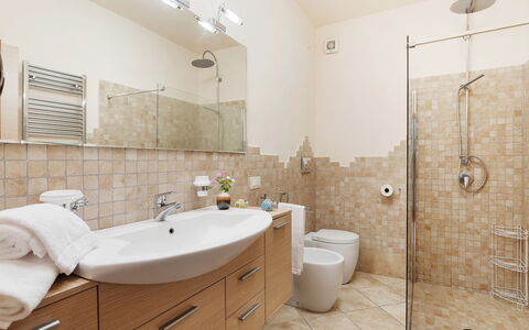 Villa Castiglione 9: Bagno, Lavandino Del Bagno, Idraulico Fixture, Pavimentazione, Interior Design, Lavello, Pavimento, Mobiletto Del Bagno, Gabinetto, Specchio