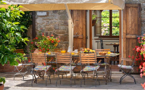 Casa Paggetti 8: Mobilia, Tavolo, Legna, Mobili Da Esterno, Sedia, Vaso Di Fiori, Tavolo Esterno, Giardino, Cucina & Sala Da Pranzo Tavolo