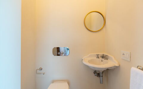 Villa Krisztina 10: Lavandino Del Bagno, Bagno, Parete, Idraulico Fixture, Interior Design, Lavello, Rubinetto, Idraulico, Pavimento, Specchio