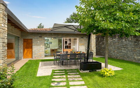 Villa Krisztina 10: Casa, Casa, Giardino, Porta, Zona Residenziale, Lotto, Tetto, Villetta, Brick