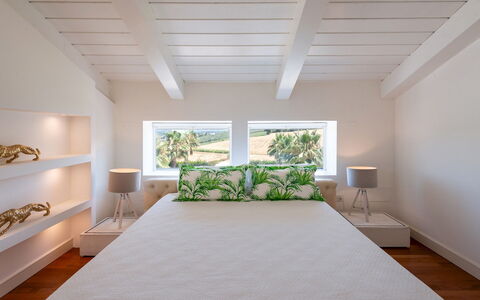 Villa Bianca 10: Letto, Interior Design, Camera Da Letto, Parete, Bedding, Mobilia, Lenzuolo, Legna, Pavimento, Pavimentazione