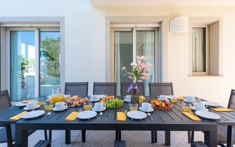 Villa Bianca 10: Mobilia, Tavolo, Sedia, Interior Design, Cucina & Sala Da Pranzo Tavolo, Sala Da Pranzo, Tavolo Esterno, Mobili Da Esterno, Vaso Di Fiori, Pianta Della Casa