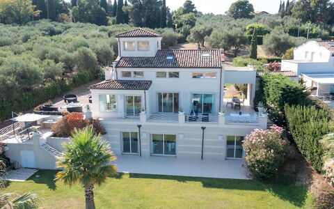 Villa Bianca 10: Costruzione, Zona Residenziale, Casa, Casa, Facciata, Architettura, Estate, Dimora, Urban Design, Balcone