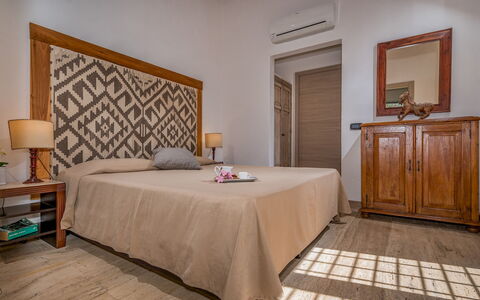 Villa Pineta 6: Mobilia, Interior Design, Camera Da Letto, Pavimentazione, Pavimento, Letto, Legna, Lenzuolo, Camera, Tessile