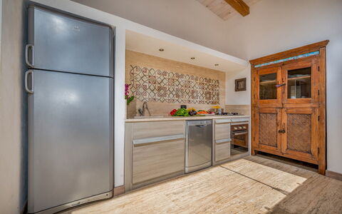 Villa Pineta 6: Cucina, Controsoffitto, Pavimentazione, Legna, Cabinetry, Mobilia, Interior Design, Apparecchio Major, Elettrodomestico Da Cucina, Pavimento