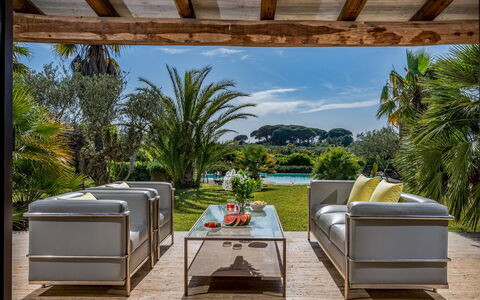 Villa Pineta 6: Mobilia, Sedia, Mobili Da Esterno, Divano, Ricorrere, Giardino, Vaso Di Fiori, Tavolino Da Caffè, Shade