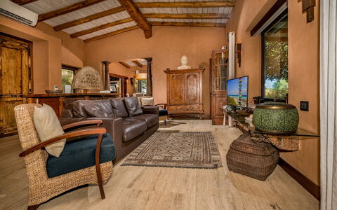 Villa Ashram 6: Mobilia, Legna, Pavimentazione, Interior Design, Divano, Pavimento, Soggiorno, Sedia, Soffitto, Tavolo