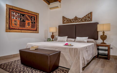 Villa Ashram 6: Letto, Mobilia, Interior Design, Camera Da Letto, Parete, Pavimentazione, Pavimento, Bedding, Legna, Lenzuolo
