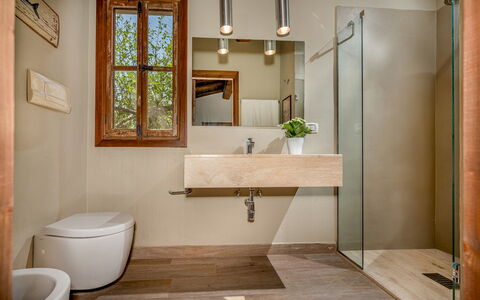Villa Ashram 6: Bagno, Interior Design, Pavimentazione, Idraulico Fixture, Pavimento, Parete, Legna, Lavello, Gabinetto, Rubinetto