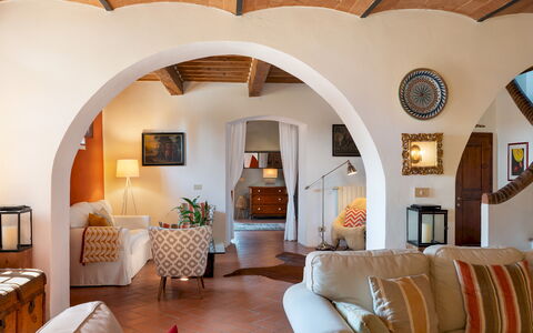Villa Allodola 12: Mobilia, Interior Design, Parete, Pavimentazione, Soffitto, Divano, Pavimento, Casa, Sedia, Soggiorno