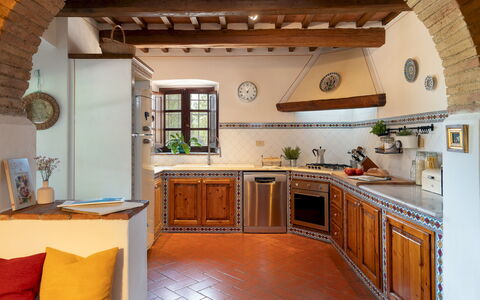 Villa Allodola 12: Cucina, Interior Design, Pavimentazione, Mobilia, Legna, Controsoffitto, Elettrodomestico Da Cucina, Cabinetry, Soffitto, Pavimento