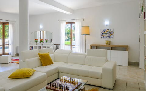 Villa Ardente 12+1: Mobilia, Interior Design, Pavimentazione, Divano, Pavimento, Parete, Soggiorno, Tavolo, Legna, Camera