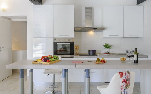 Villa Ardente 12+1: Mobilia, Cucina, Controsoffitto, Interior Design, Cabinetry, Elettrodomestico Da Cucina, Pavimentazione, Legna, Pavimento, Lampada