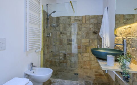 Villa Ardente 12+1: Pavimentazione, Interior Design, Idraulico Fixture, Pavimento, Soffitto, Idraulico, Lavello, Rubinetto, Bagno, Camera