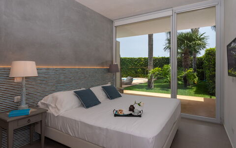 Villa Carrubo 4: Mobilia, Interior Design, Pavimentazione, Letto, Pavimento, Camera Da Letto, Soffitto, Biancheria, Lenzuolo, Bedding