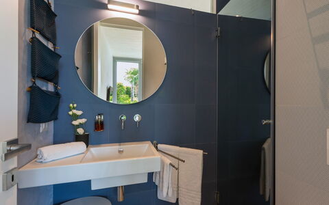 Villa Carrubo 4: Interior Design, Bagno, Pavimentazione, Idraulico Fixture, Pavimento, Illuminazione, Lavandino Del Bagno, Lampada, Camera, Idraulico
