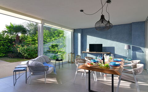 Villa Carrubo 4: Mobilia, Interior Design, Sedia, Tavolo, Pavimentazione, Cucina & Sala Da Pranzo Tavolo, Pavimento, Illuminazione, Soffitto, Sala Da Pranzo