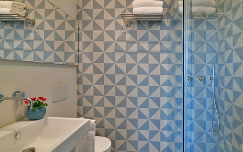 Villa Mandorlo 4: Blu, Interior Design, Pavimentazione, Pavimento, Soffitto, Piastrella, Camera, Bagno, Idraulico Fixture, Lampada