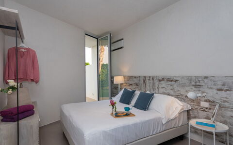 Villa Mandorlo 4: Letto, Camera Da Letto, Mobilia, Parete, Interior Design, Pavimentazione, Legna, Bedding, Pavimento, Lenzuolo