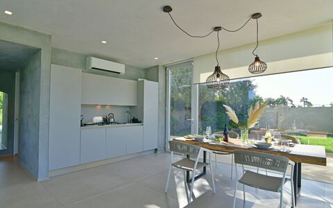Villa Mandorlo 4: Interior Design, Pavimentazione, Parete, Mobilia, Soffitto, Pavimento, Lampada, Illuminazione, Cucina & Sala Da Pranzo Tavolo, Cucina