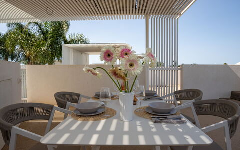Villa Mandorlo 4: Mobilia, Balcone, Sedia, Shade, Mobili Da Esterno, Appartamento, Design, Pianta Della Casa, Cucina & Sala Da Pranzo Tavolo, Terrazza