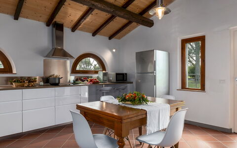 Tenuta Francigena 8: Interior Design, Mobilia, Pavimentazione, Legna, Casa, Soffitto, Pavimento, Cucina, Illuminazione, Camera