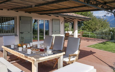 Villa del Prato 8: Mobilia, Tavolo, Sedia, Legna, Mobili Da Esterno, Cucina & Sala Da Pranzo Tavolo, Tavolo Esterno, Portico, Shade, Struttura Esterna