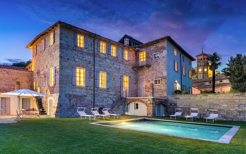 Palazzo Pozzo Bonelli 14: Blu, Estate, Dimora, Villa, Cortile, Una Casa Maestosa, Piscina, Castello, Casa Storica