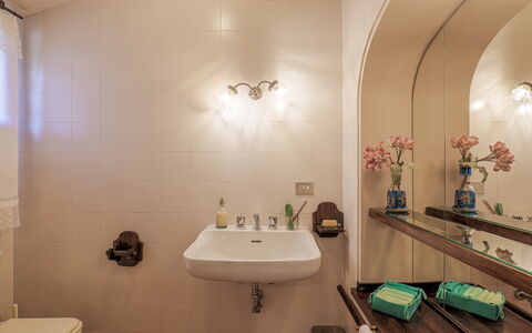 Il Cerreto 11: Lavandino Del Bagno, Bagno, Idraulico Fixture, Parete, Interior Design, Lavello, Specchio, Pavimentazione, Pavimento, Rubinetto