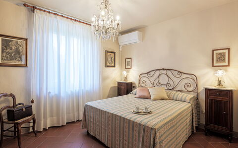 Il Cerreto 11: Mobilia, Letto, Camera Da Letto, Parete, Interior Design, Lenzuolo, Bedding, Pavimentazione, Camera, Pavimento