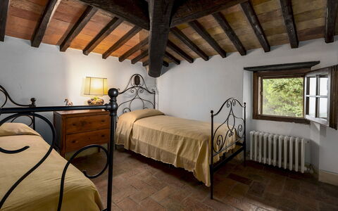 Castellare in Poggio 10: Parete, Camera Da Letto, Letto, Telaio Del Letto, Bedding, Lenzuolo, Lampada, Biancheria, Villa, Hotel