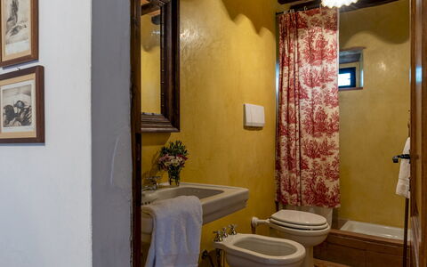 Castellare in Poggio 10: Parete, Interior Design, Lavandino Del Bagno, Idraulico Fixture, Pavimentazione, Bagno, Pavimento, Mobilia, Illuminazione, Camera
