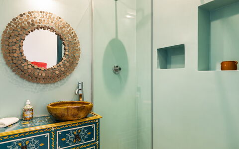 Casale Rondinella 6+2: Blu, Interior Design, Parete, Idraulico Fixture, Bagno, Rubinetto, Mobiletto Del Bagno, Idraulico, Pavimentazione, Lavello