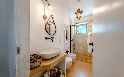 Casale di Amelì 5: Bagno, Parete, Idraulico Fixture, Interior Design, Pavimentazione, Pavimento, Specchio, Lavandino Del Bagno, Soffitto, Lampada